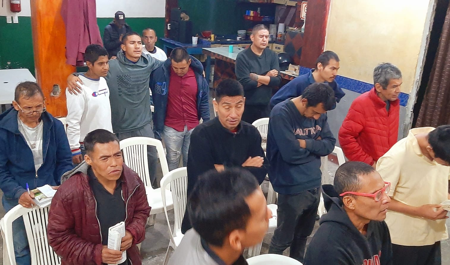 Grupo de residentes en un momento de oración