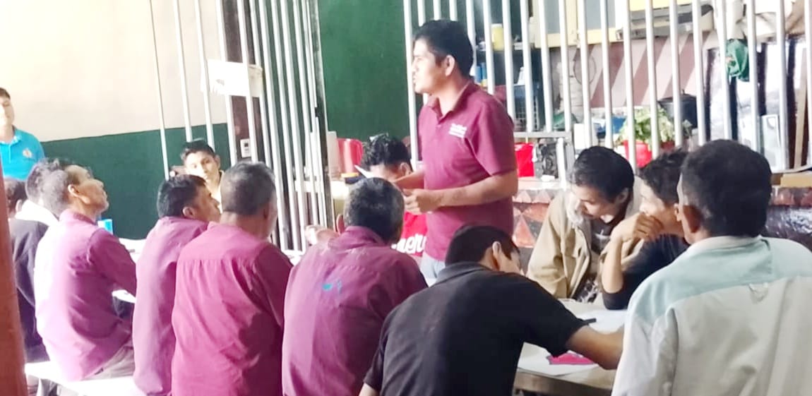 Sesión de grupo en el salón del centro